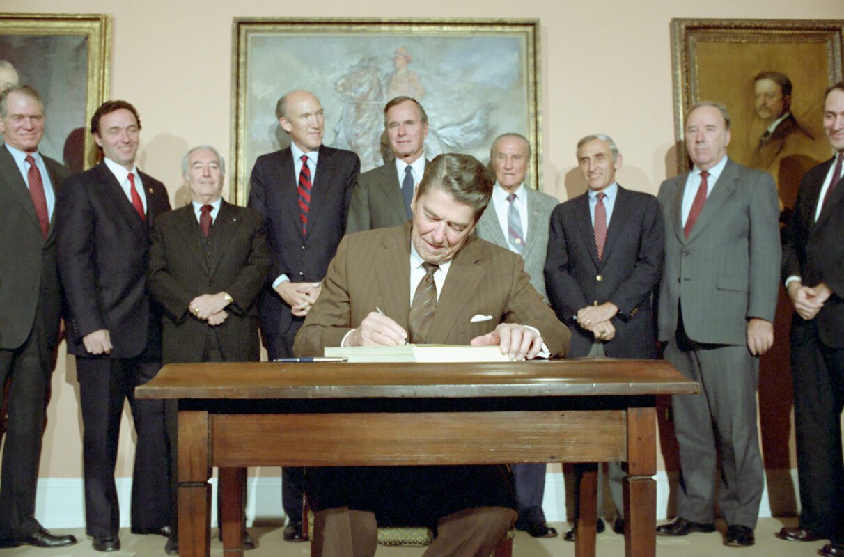 El presidente Ronald Reagan firma la Ley de Control y Reforma de la Inmigración de 1986. Cortesía de los Archivos Nacionales.